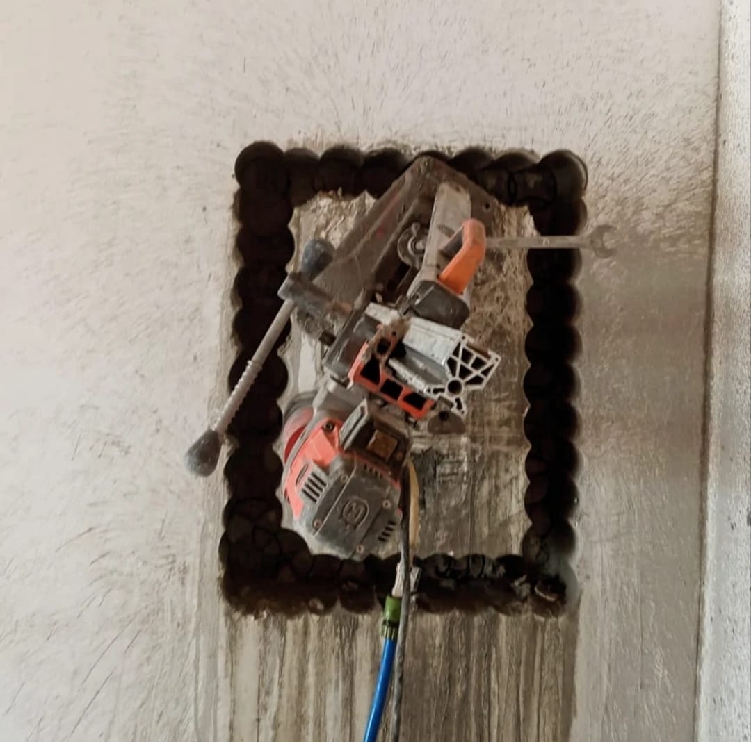 Abertura em concreto após sequência de furos