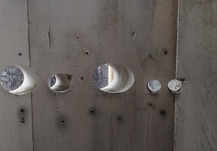 Furos finalizados em parede de concreto