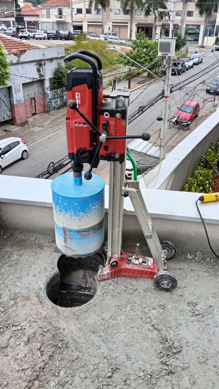 Perfuratriz realizando furo em laje de concreto